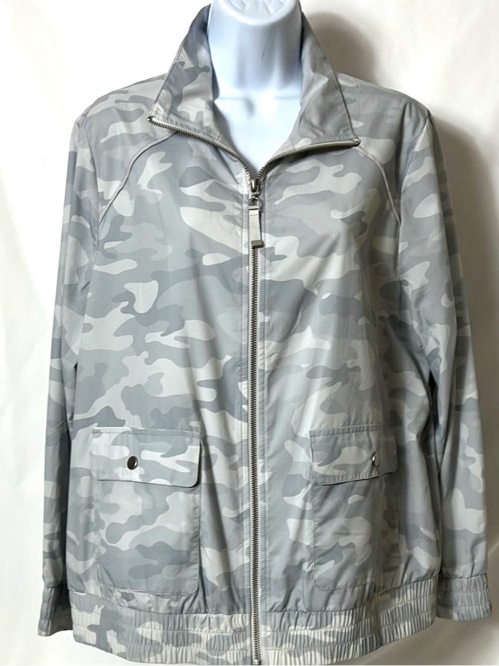 Chico’s Women’s Size Medium Light Gray Camouflage Full Zip Windbreaker Jacket